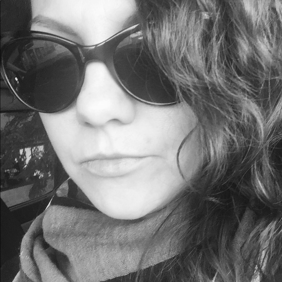 Meet your Posher, Stephanie - Picture 2 of 7